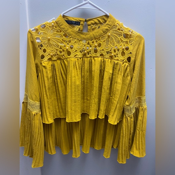 Pretty top - Picture 1 of 2